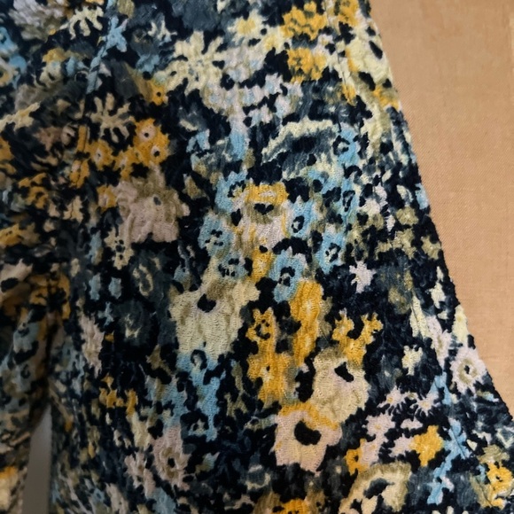 LOFT blue Floral V-Neck Ruffle Sleeve Top size medium - Picture 2 of 6